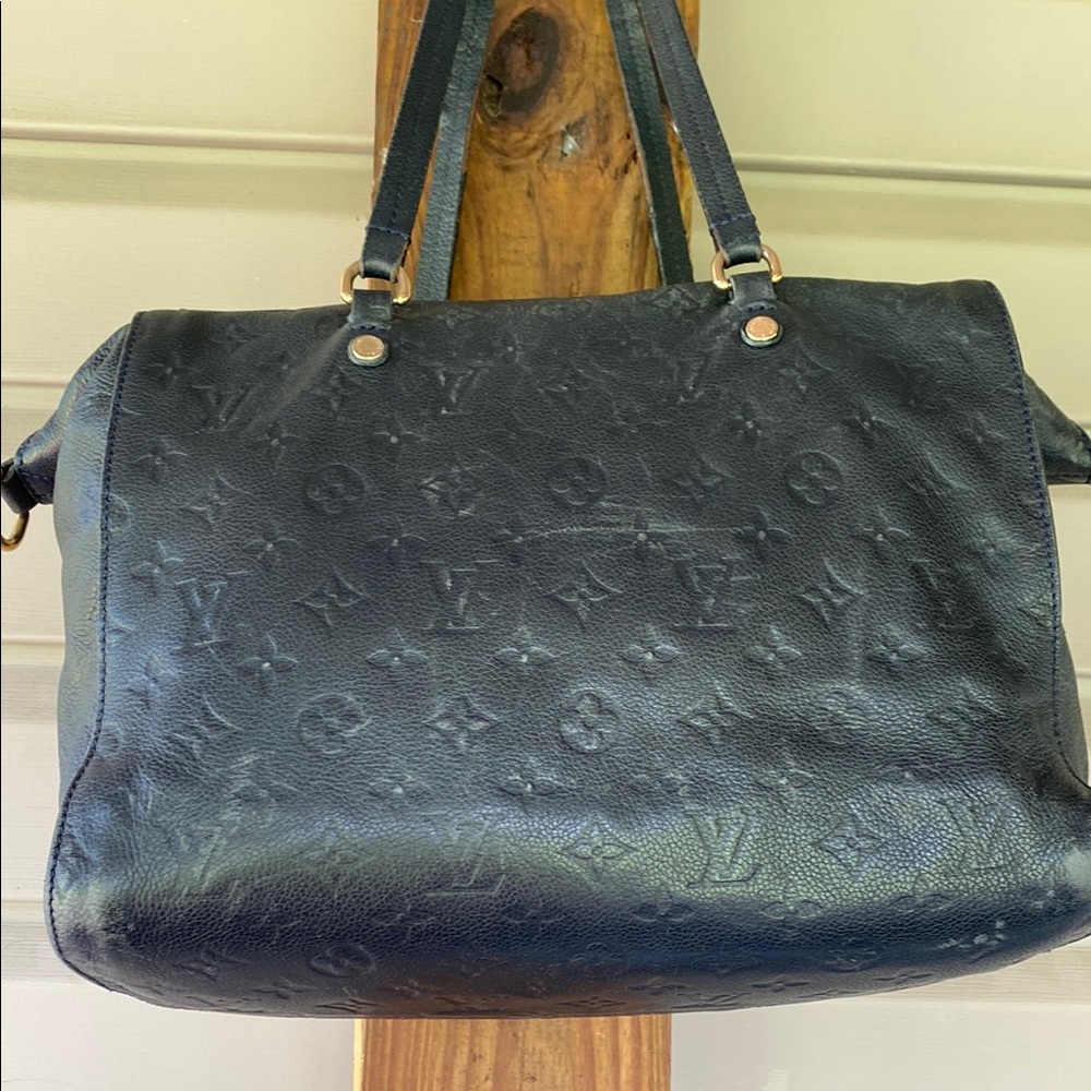 Louis Vuitton Black and Gold Shoulder Bag with Structured Elegance - Picture 9 of 17